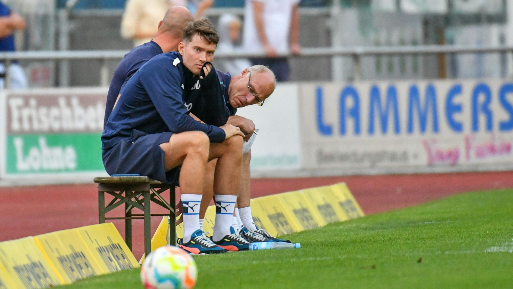 Nachdenklich: Lohnes Coach Henning Rießelmann, hier gegen Drochtersen. Foto: F. Wenzel