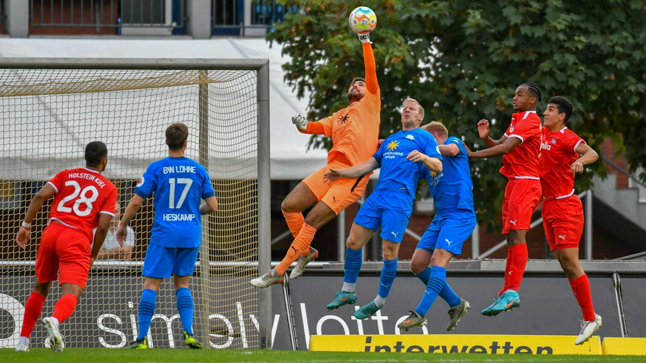 Eine Hand am Ball: Lohnes Torwart Marko Dedovic im Spiel gegen Holstein Kiel II. Foto: Wenzel