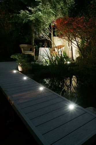 Trendwende: Nächtliche Gärten werden nicht mehr großflächig erhellt, sondern dezent beleuchtet. Foto: INNO sign®