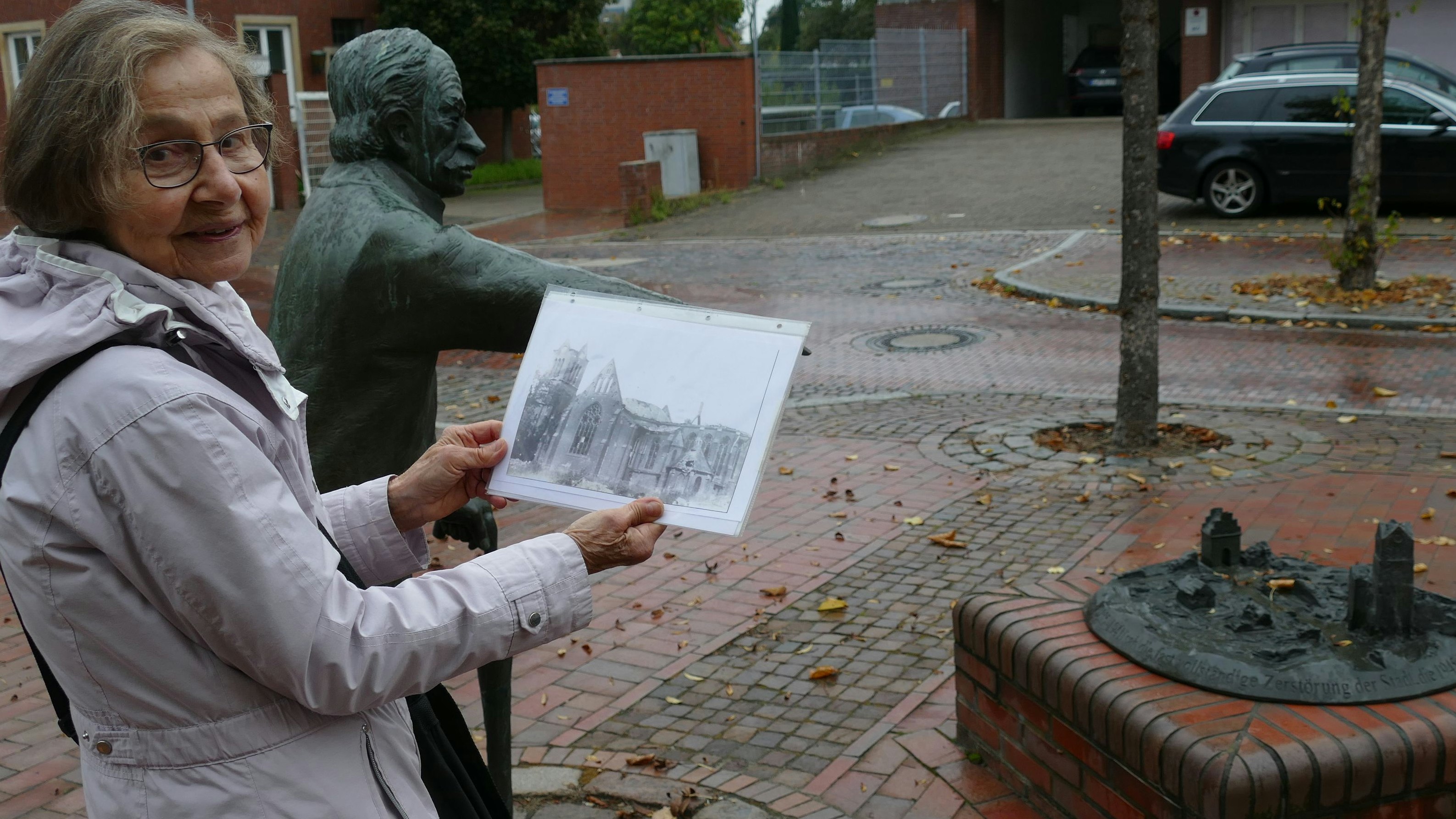 Oft im Programm: An der Bronzefigur des Stadtschreibers Wreesmann erläutert Gästeführerin Roswitha Krause die Zerstörung der Stadt im Zweiten Weltkrieg. Foto: Stix