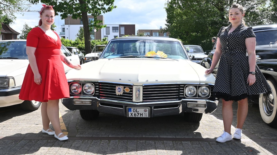 Oldtimer-Liebe: Annalena Frerichs aus der Krummhörn und ihre Freundin Larissa Schoon aus Hesel präsentierten 2022 einen Buick, der 1967 vom Band lief.   Foto: Vorwerk