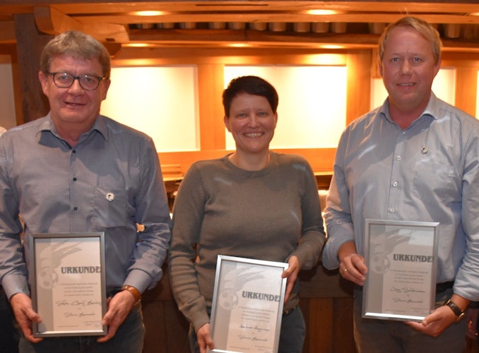 Geehrt: (von links) Stefan Charly“ Ehrenborg, Andrea Meyerrose und Jörg Schlarmann bekamen die silberne Ehrennadel. Foto: Klöker 