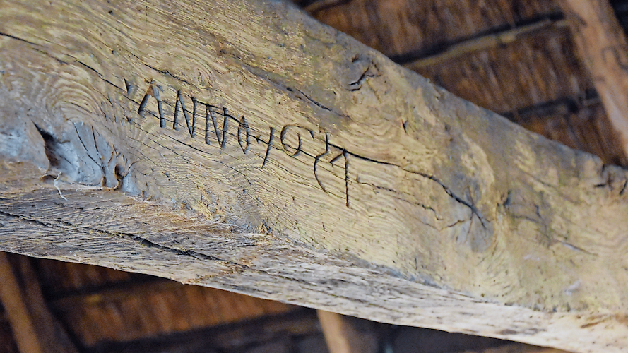 Inschrift: Die vor rund 370 Jahren eingeritzte Zahl am Balken bestätigt sich. Foto: Wimberg