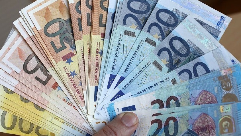 Money, Money, Money: Allein die Gewerbesteuer spült dieses Jahr 5 Millionen Euro mehr und damit 15 Millionen Euro in die Dammer Stadtkasse. Foto: dpa / Wüstneck