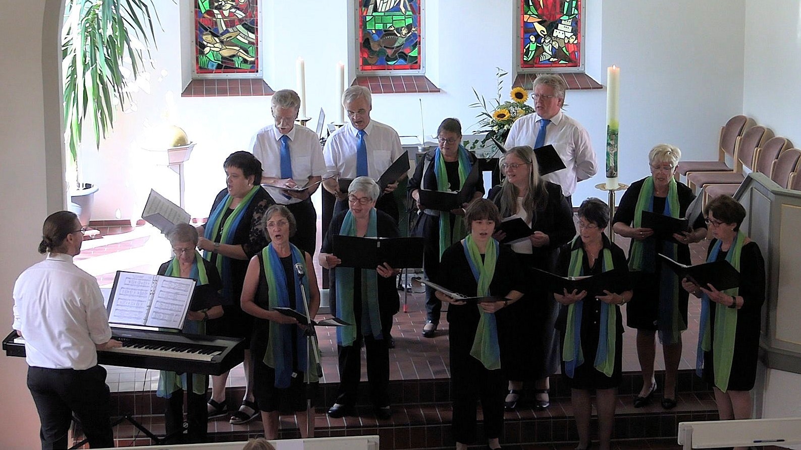 Der erste Auftritt: Der Trinitatischor um Leiter Kai Gröhlich (links) singt beim Gemeindefest in der evangelischen Kirche. Foto: Trinitatischor