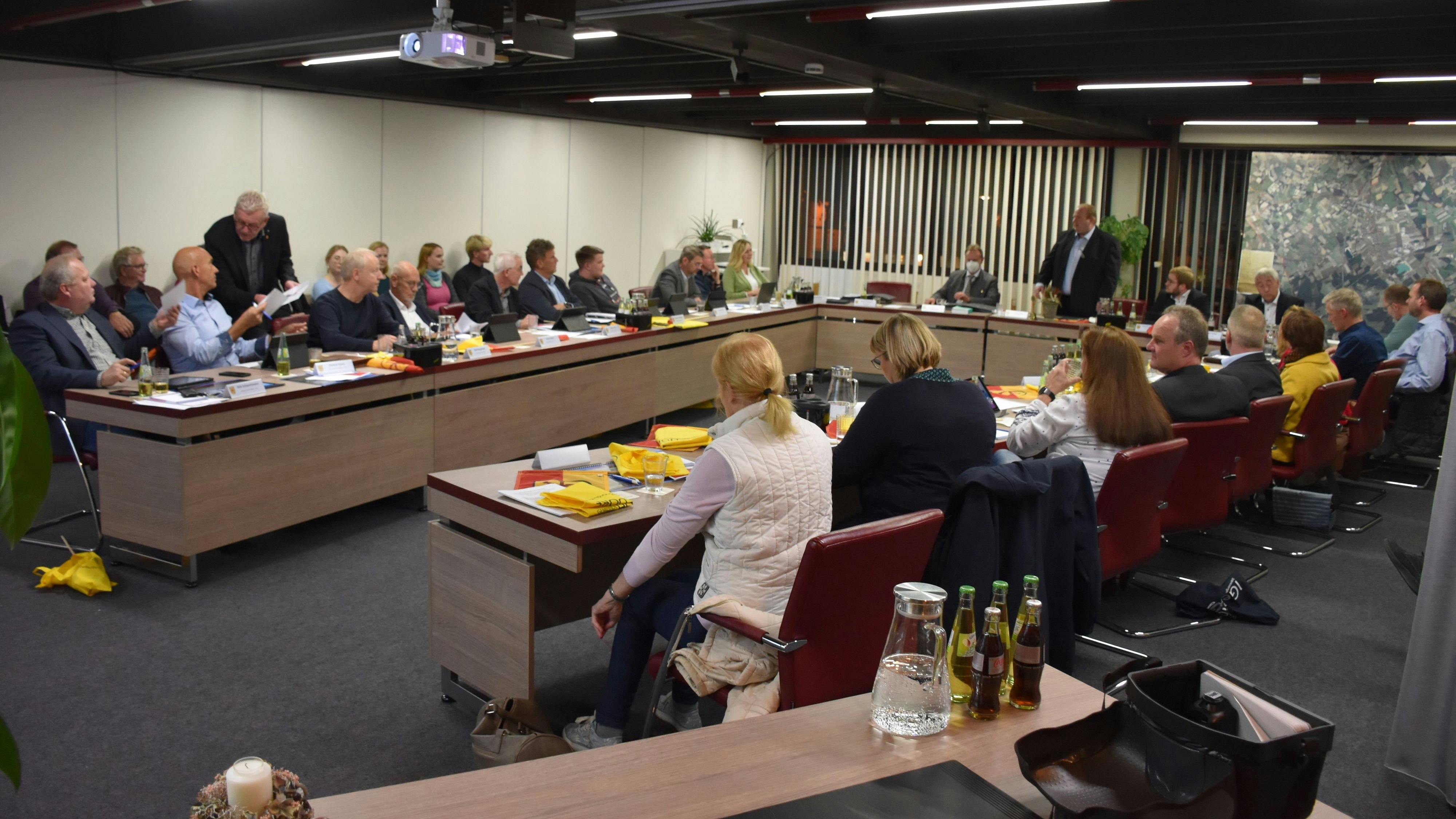 Die erste Sitzung des neuen Holdorfer Gemeinderates wurde gut besucht – unter anderem von einer Hand voll ehemaligen Ratspolitikern. Foto: Böckmann