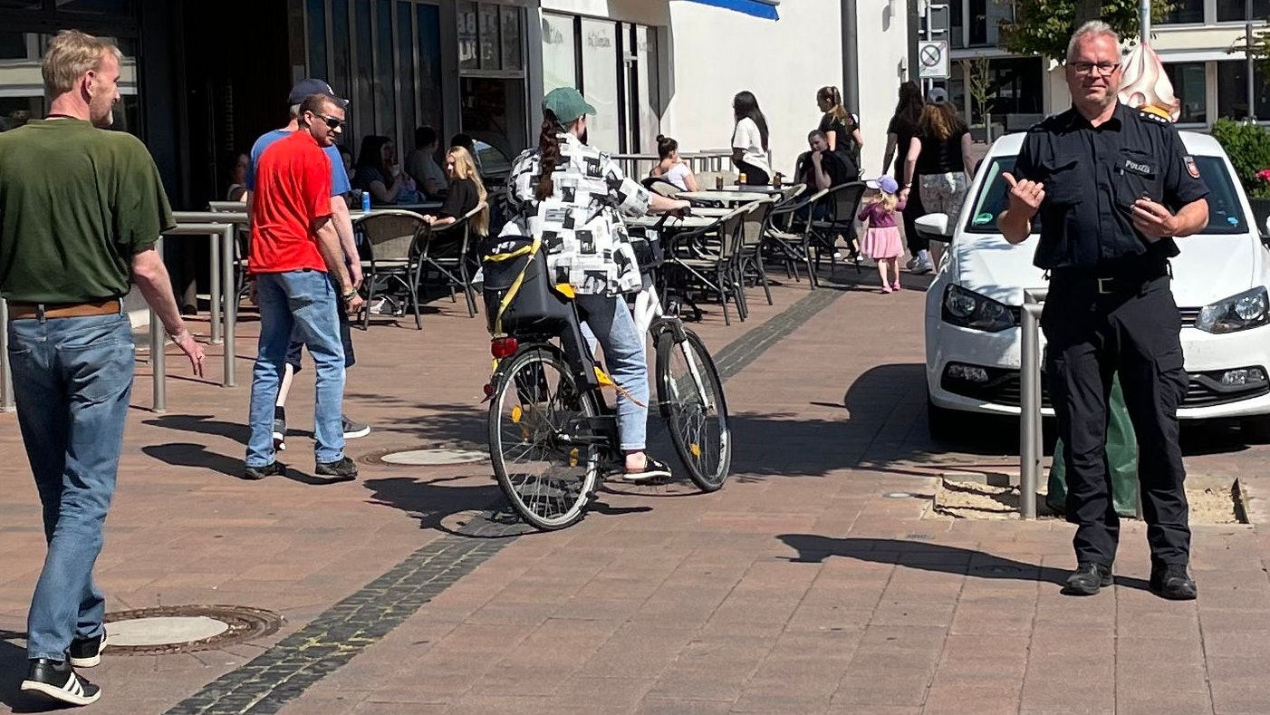 Geht gar nicht: Mit dem Rad gegen die Fahrtrichtung auf dem Gehweg durch die Eisdiele. Hauptkommissar Gerd Binder (rechts) ist solches Verhalten im Straßenverkehr unverständlich. Foto: Stix