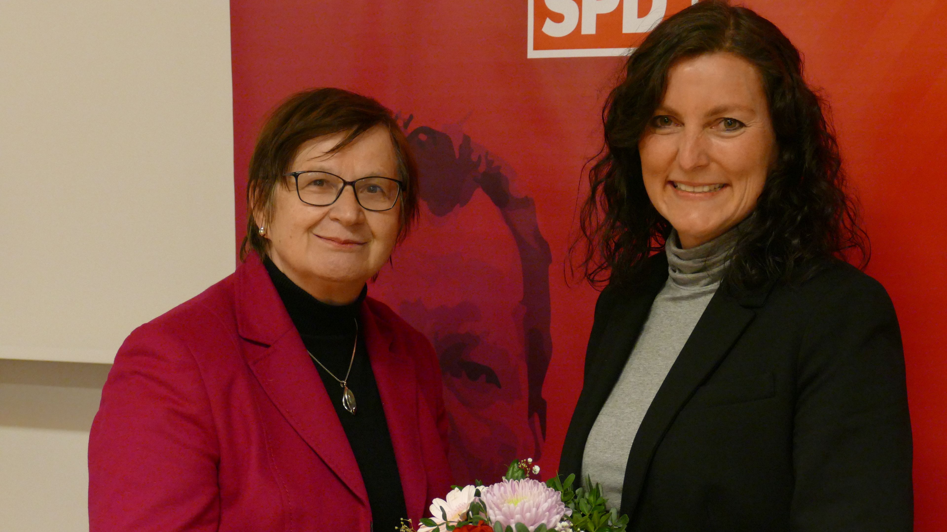Glückwunsch von der Vorgängerin: Pia van de Lageweg (rechts) tritt als Nachfolgerin von Renate Geuter bei der Landtagswahl am 9. Oktober für die SPD als Direktkandidatin an. Foto: Stix