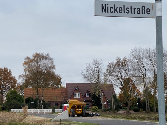 Metallene Namen: Aufgestellt wurden nun die Straßenschilder im neuen Gewerbegebiet Südkamper Ring. Hier fehlt nur noch die Beleuchtung. Foto: Wimberg