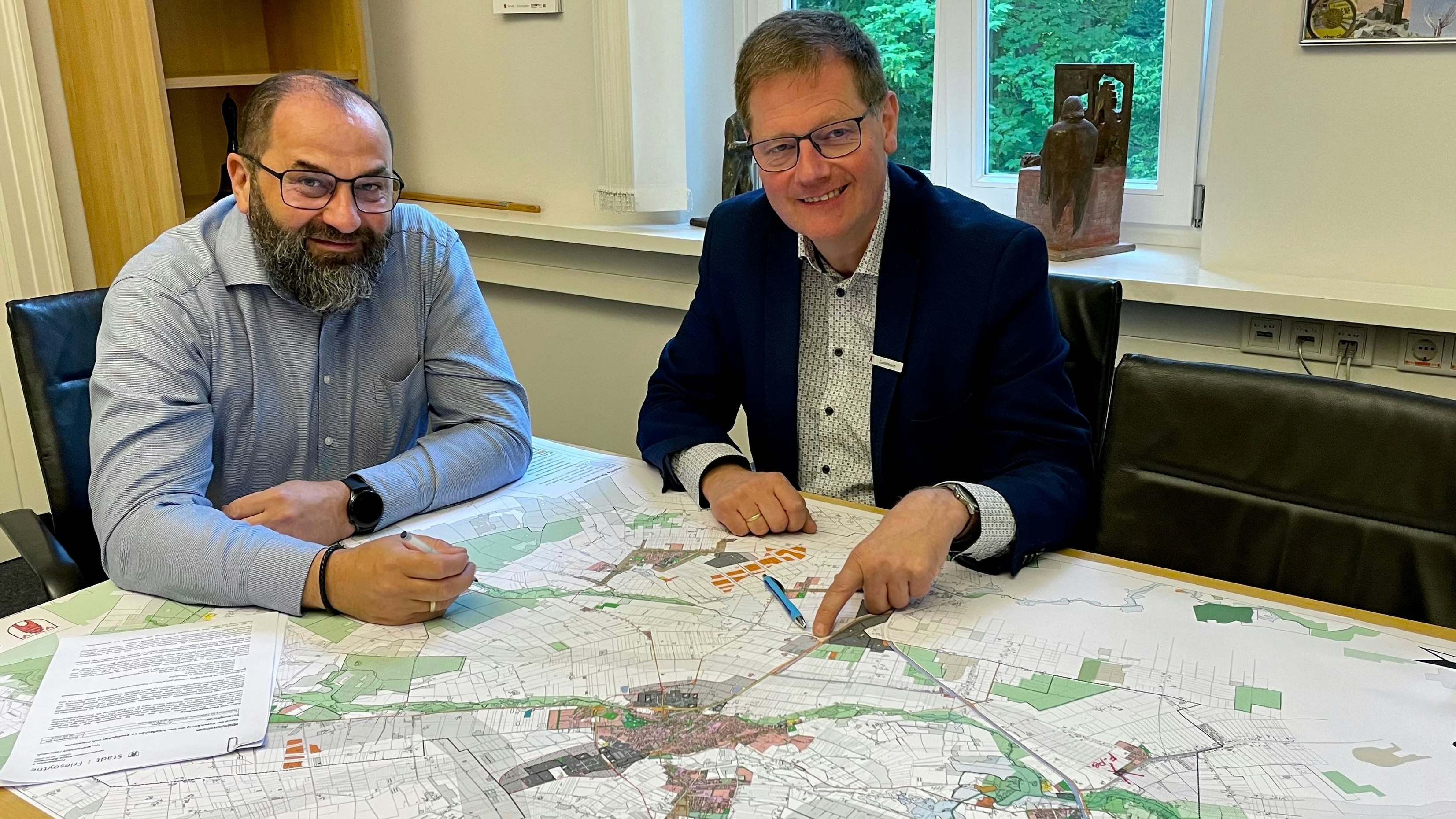 Detailkarte: Im ganzen Stadtgebiet sind Erweiterungen vorhandener Gewerbeflächen geplant. Bürgermeister Sven Stratmann (links) und Bauamtsleiter Klaus Sandmann erläutern den Plan. Foto: Stix