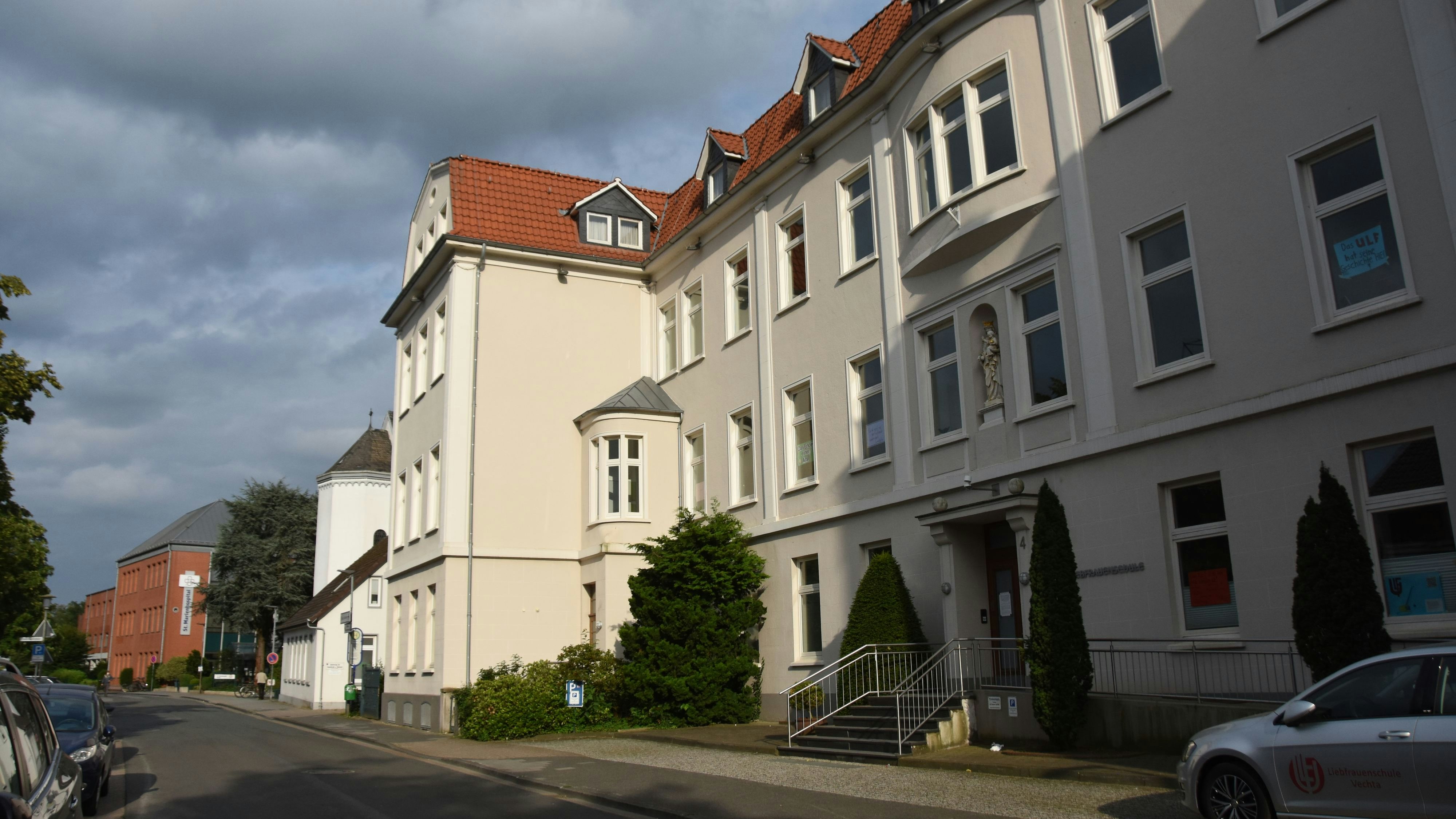 Schulgebäude wird nicht zur Klinik: Das Gelände der Liebfrauenschule neben dem St. Marienhospital in Vechta wird nicht überplant. Foto: Tzimurtas