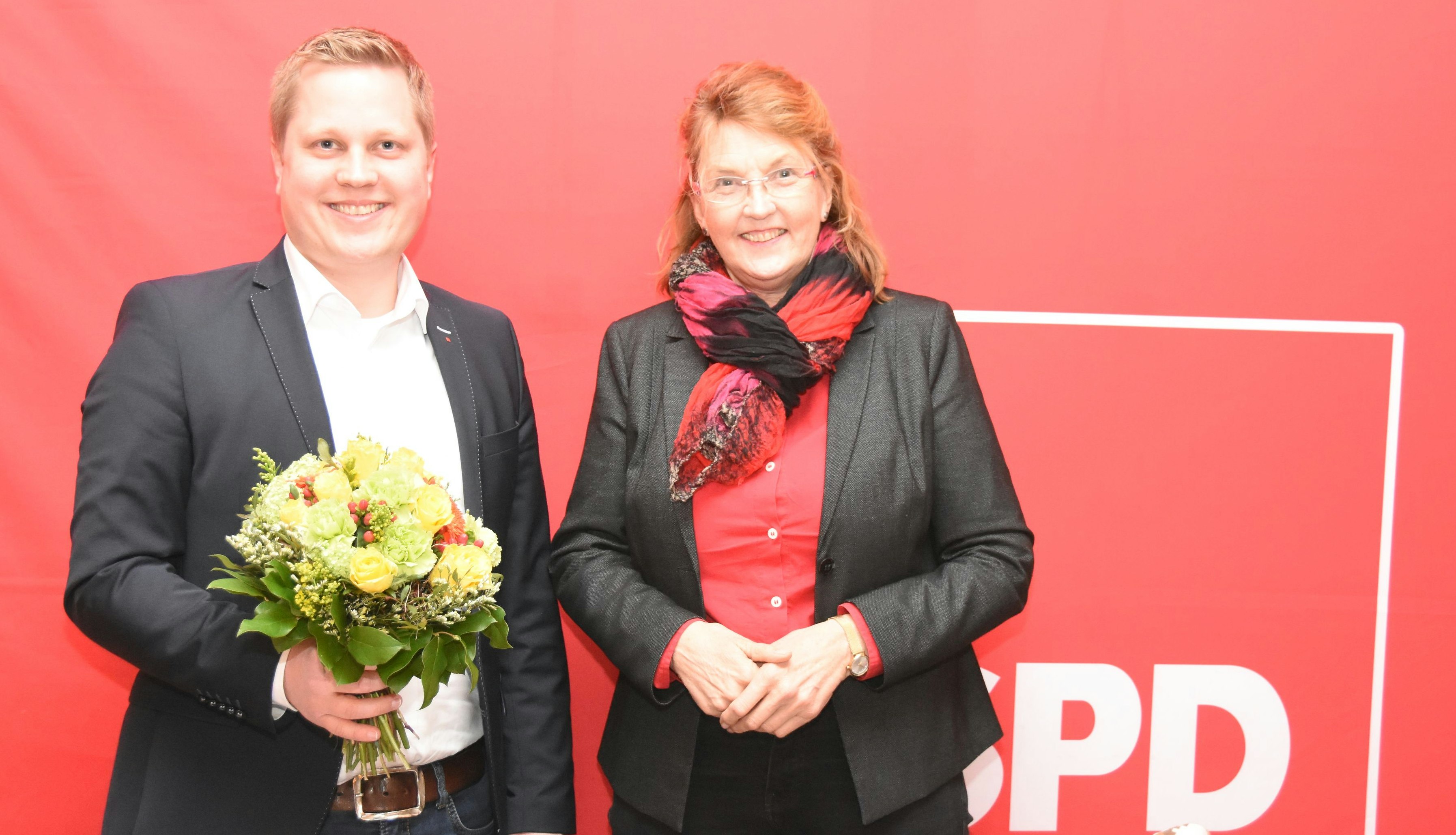 Blumen für den Kandidaten: (von links) Sam Schaffhausen und die SPD-Bundestagsabgeordnete Susanne Mittag, die die Versammlung leitete. Foto: Tzimurtas&nbsp;