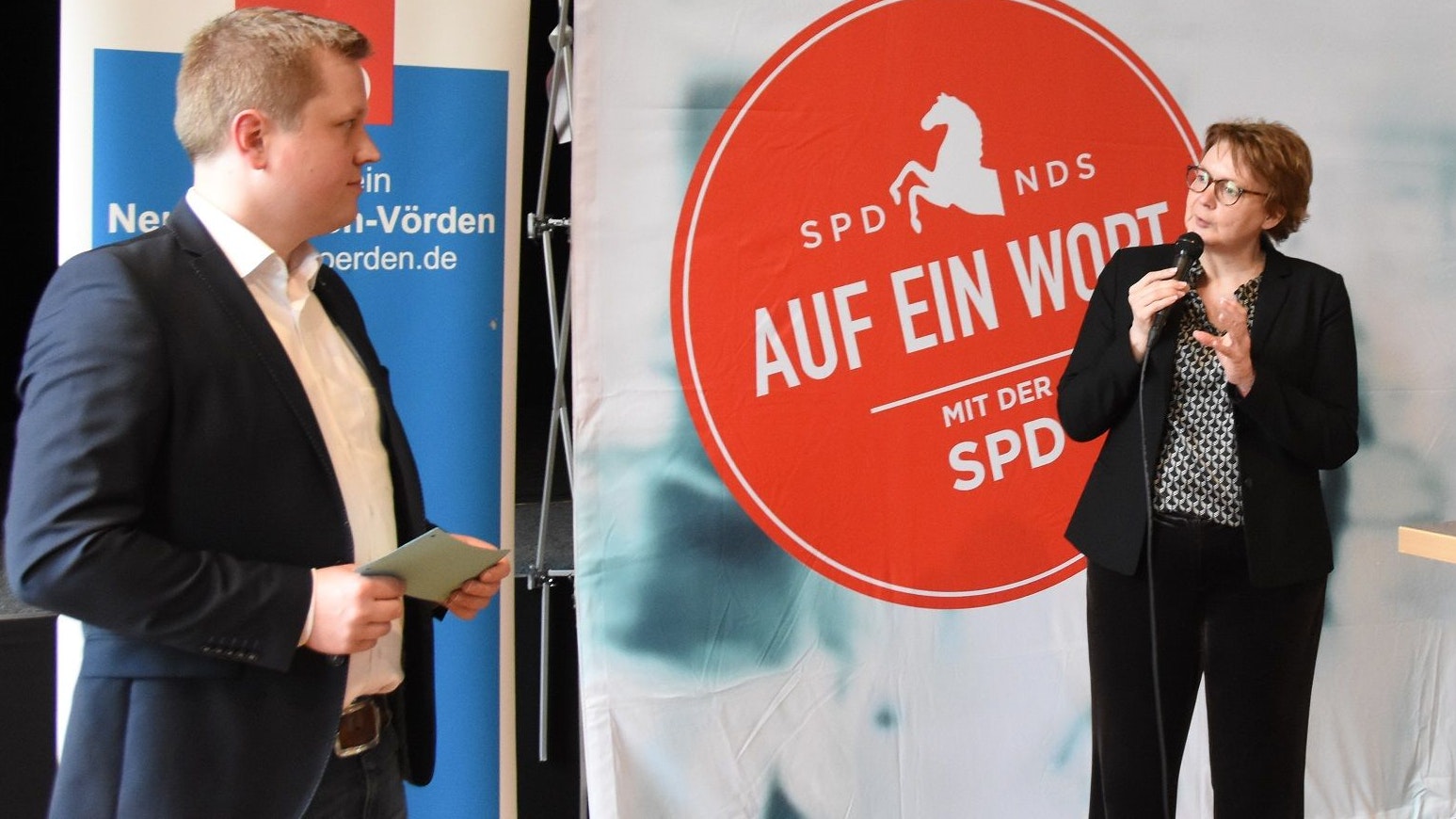 Rede und Antwort: Gesundheitsministerin Daniela Behrens (rechts) im Gespräch mit Moderator Sam Schaffhausen (Vechtaer SPD-Kreisvorsitzender) in Neuenkirchen-Vörden. Foto: Tzimurtas