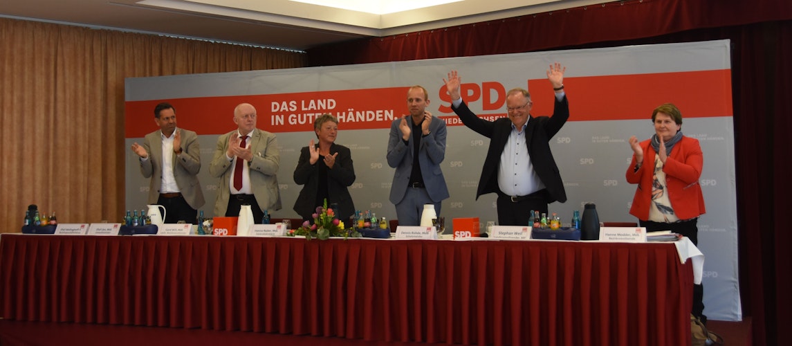 Auftritt vor der Basis: Ministerpräsident Stephan Weil (2. von rechts) auf dem Bezirksparteitag der SPD in Bad Zwischenahn. Foto: Tzimurtas