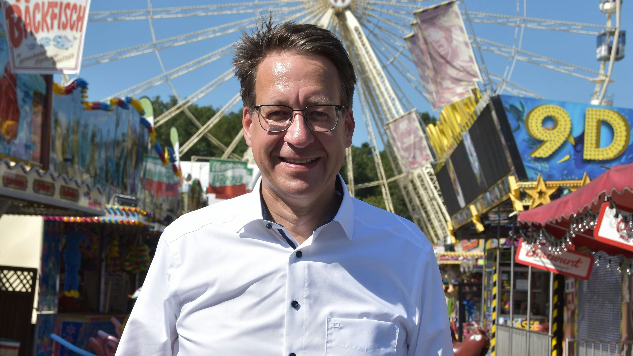 Besuch auf dem Stoppelmarkt: Der FDP-Spitzenkandidat und Parteichef Stefan Birkner. Foto: Tzimurtas