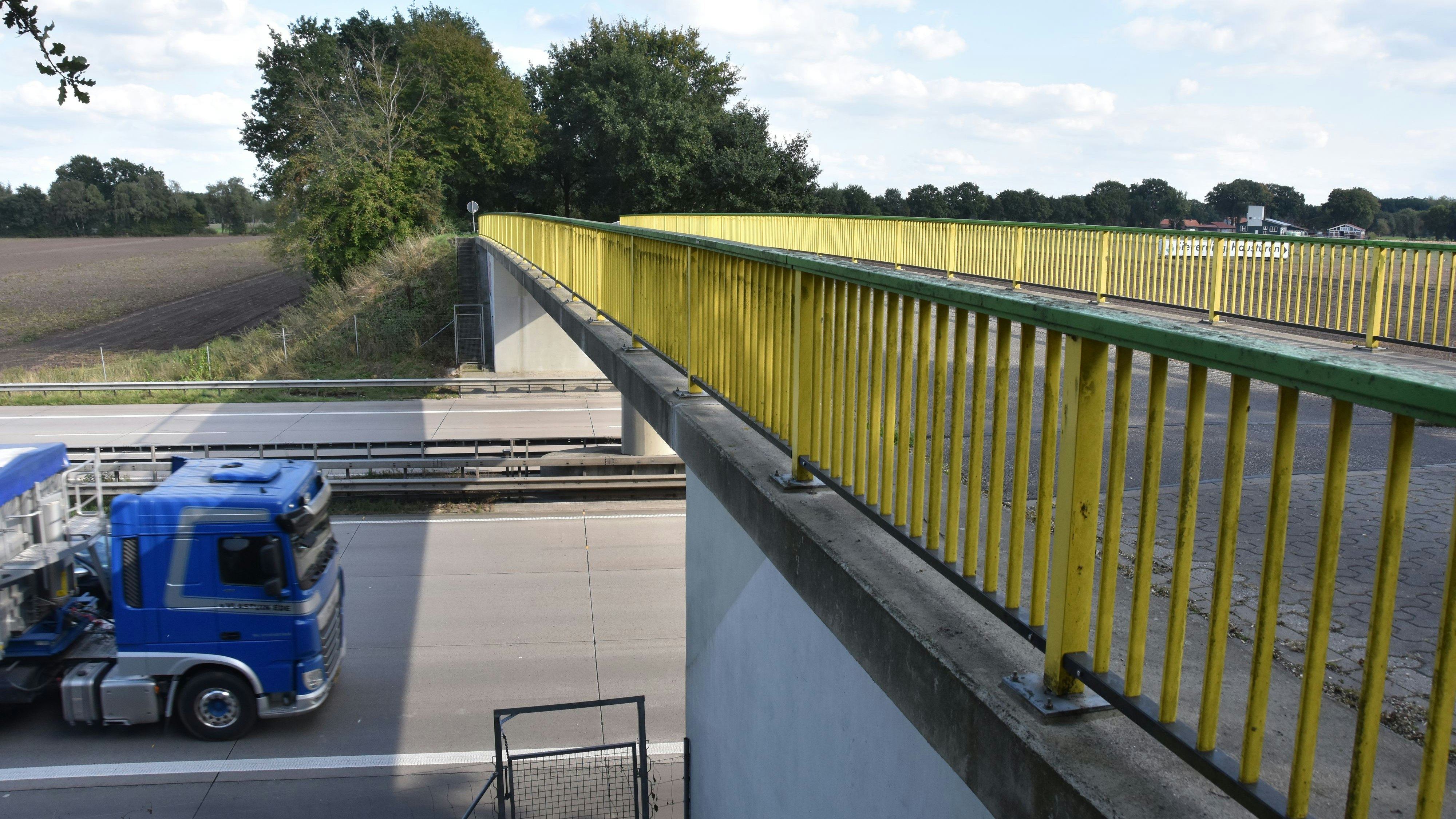 Soll erneuert werden: Autobahnbrücke in Bakum an der Gemeindestraße "Zur Mühle". Foto: Tzimurtas