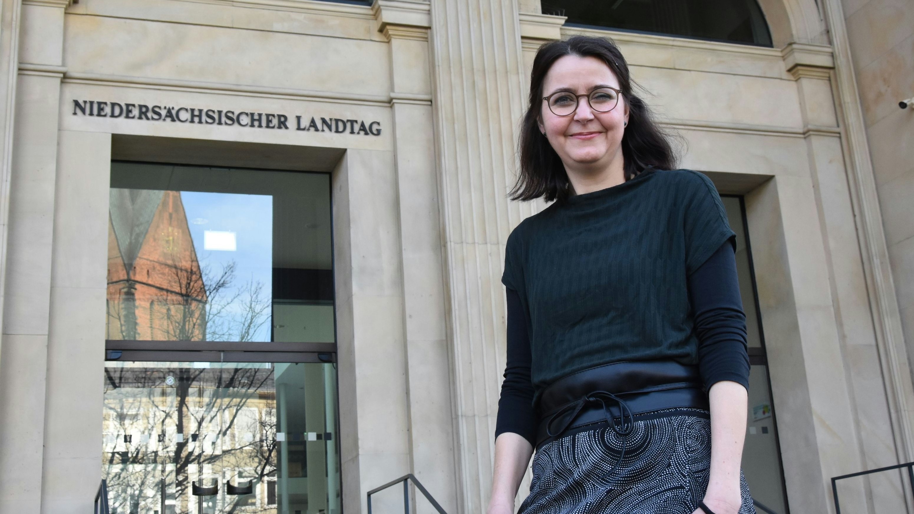 Neue Wirkungsstätte: Tanja Meyer (Grüne) vor dem Landtag in Hannover. Foto: Tzimurtas