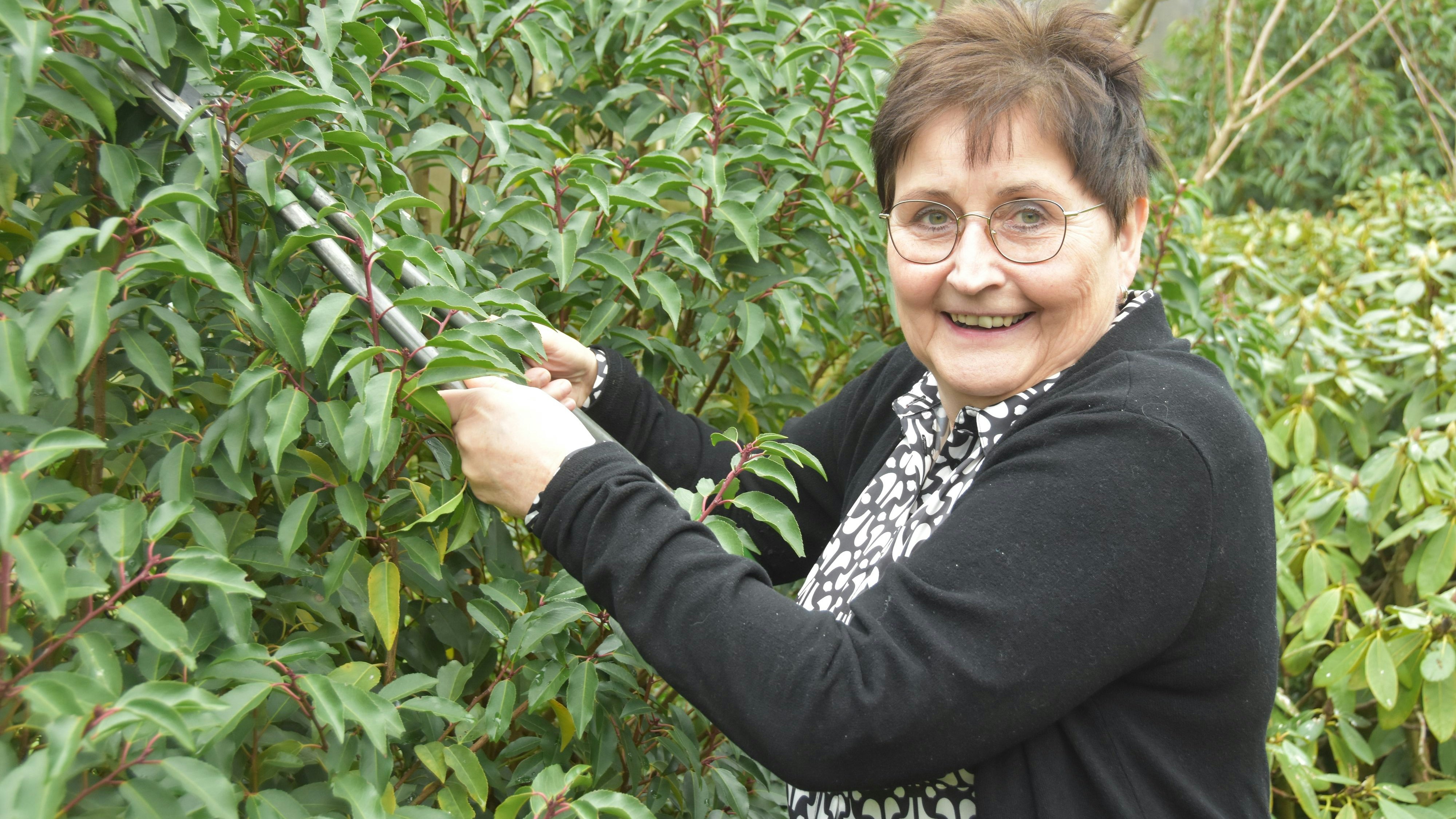 Freude an der Gartenarbeit: Anneliese Möhlmann (62). Foto: Tzimurtas