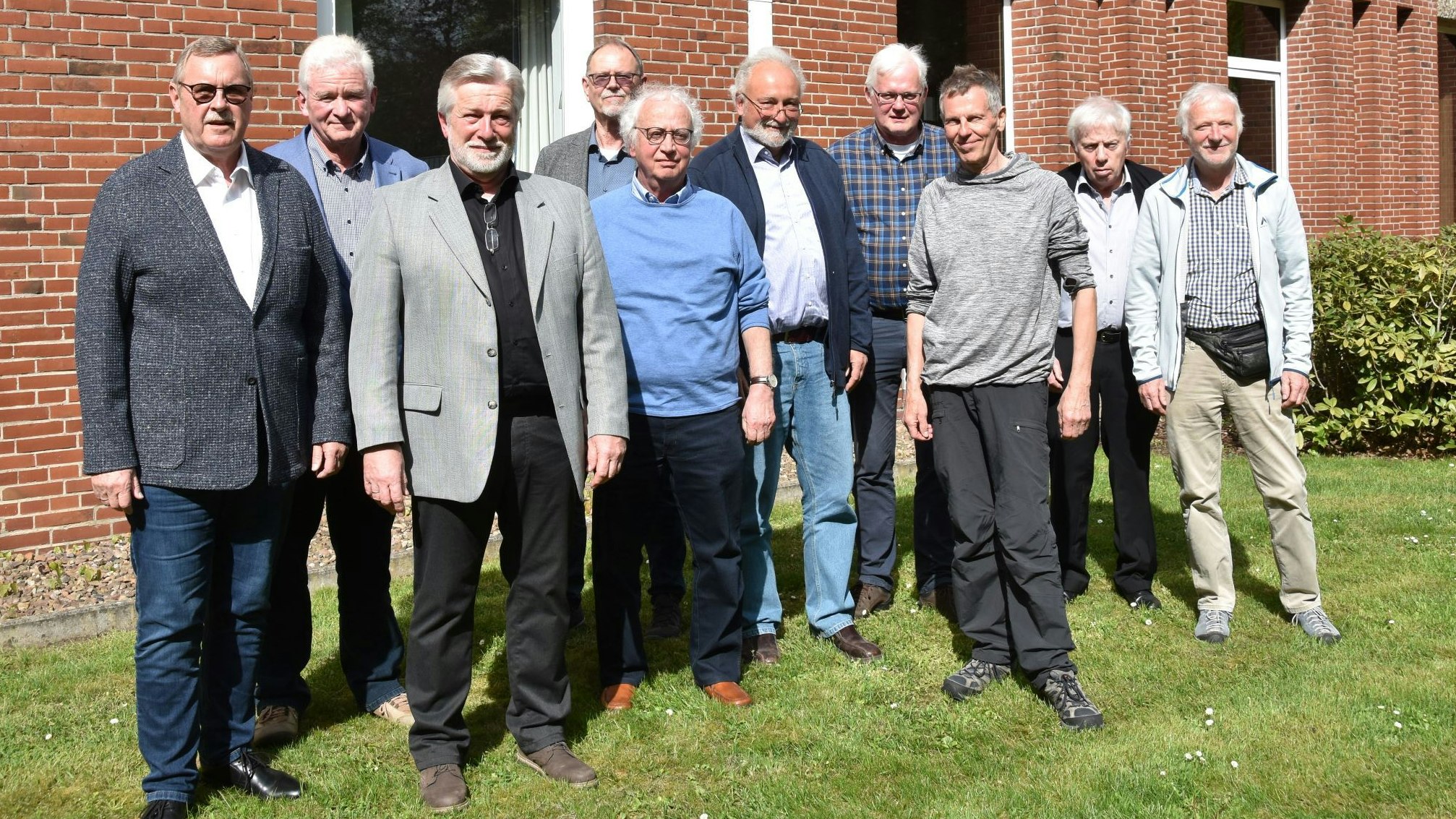 Gemeinschaft als prägendes Erlebnis: Gerd Lübbe (links) und seine früheren Klassenkameraden. Vor 50 Jahren machten sie am KST ihr Abitur. Foto: Tzimurtas