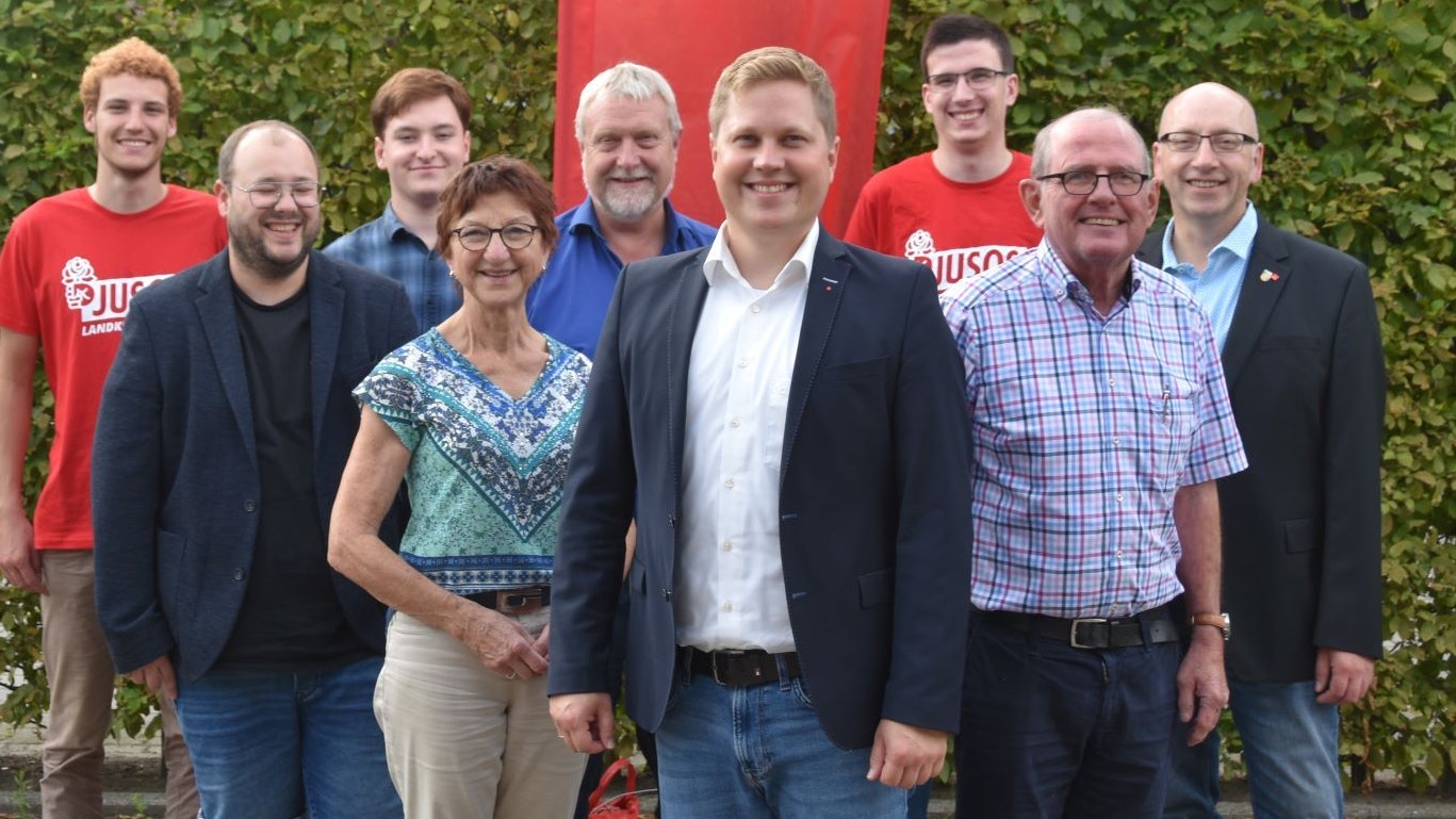 In bester Laune: Der wiedergewählte SPD-Vorsitzende Sam Schaffhausen (vorne Mitte) mit dem gewählten Vorstand. Foto: Tzimurtas