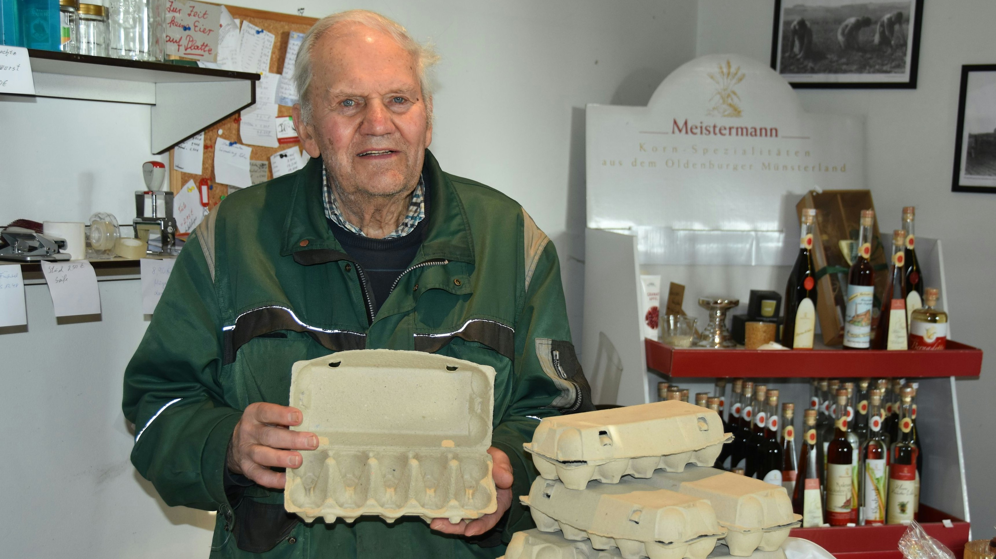 Bis zum 16. Februar keine Eier im Karton: Helmut Mählmann in seinem Hofladen in Vechta. Foto: Tzimurtas