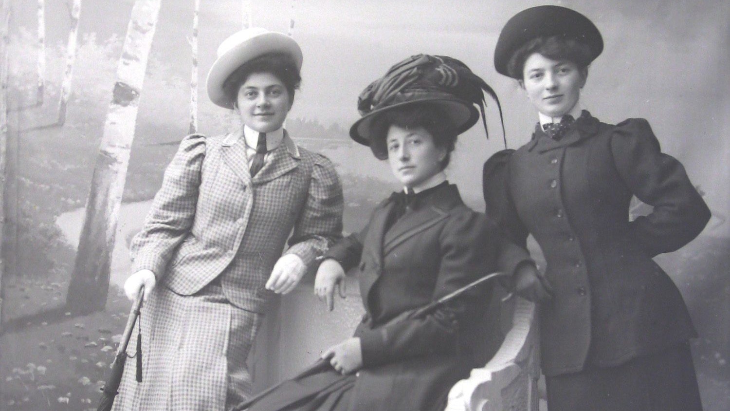 Verkaufte ihr letztes Hab und Gut: Hulda Rosenthal (links) um das Jahr 1910. Foto: ASGC / Josef Meisel