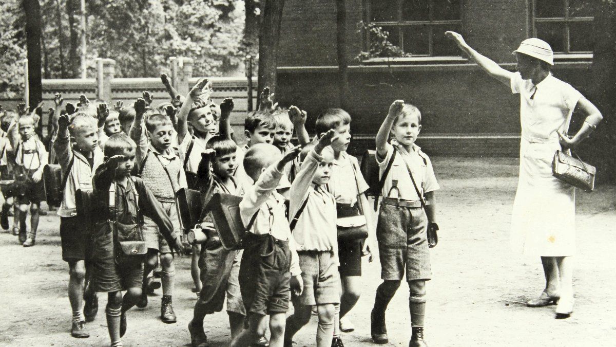 Hitlergruß zum Schulantritt: Auch in Bösel wurde das Gleichschaltungsgesetz  ab 1933 durchgesetzt. Archivfoto: Pille
