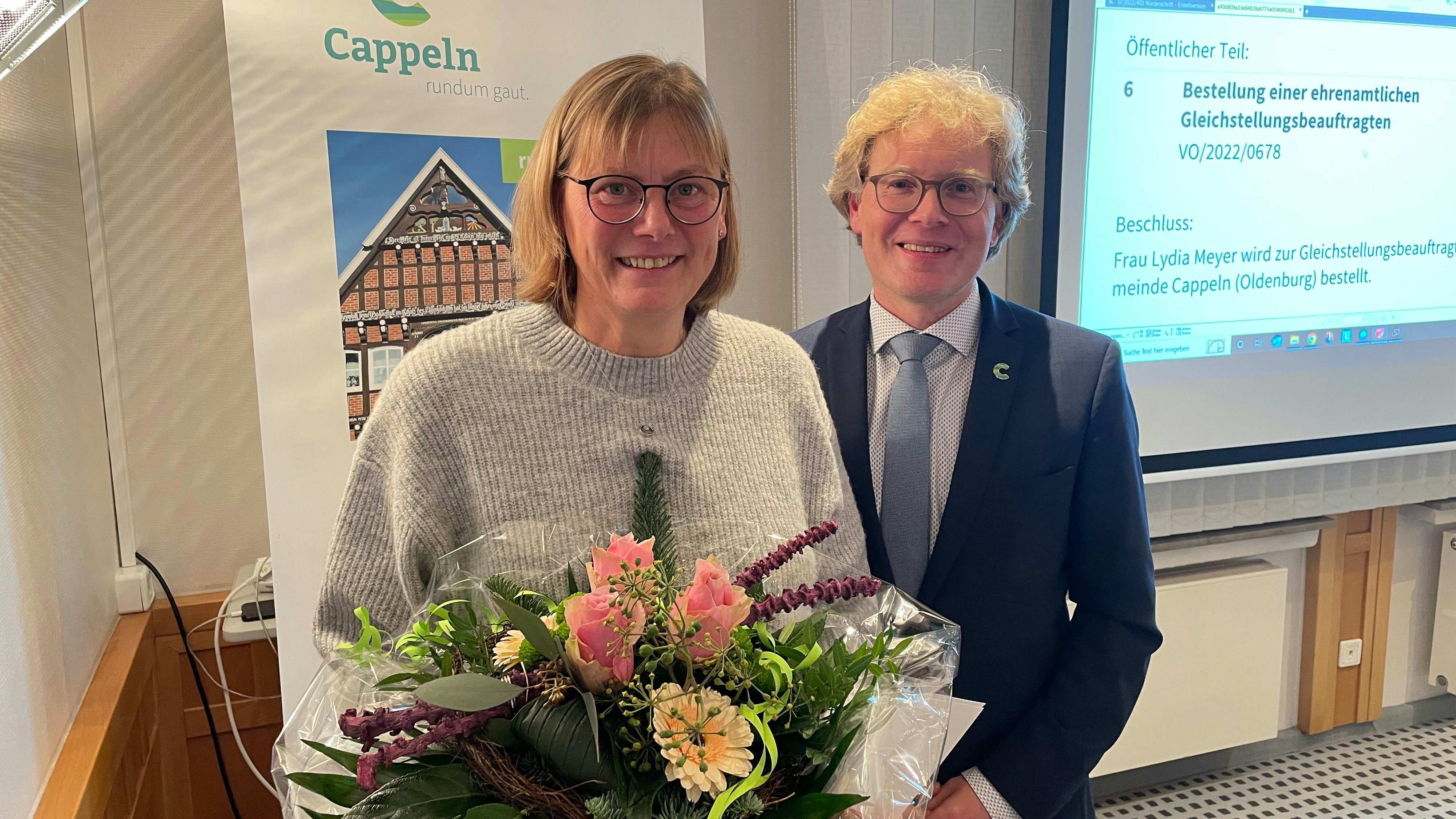 Mit Blumen begrüßt: Lydia Meyer ist die neue Gleichstellungsbeauftragte der Gemeinde Cappeln. Bürgermeister Marcus Brinkmann gehörte zu den ersten Gratulanten. Foto: Vorwerk