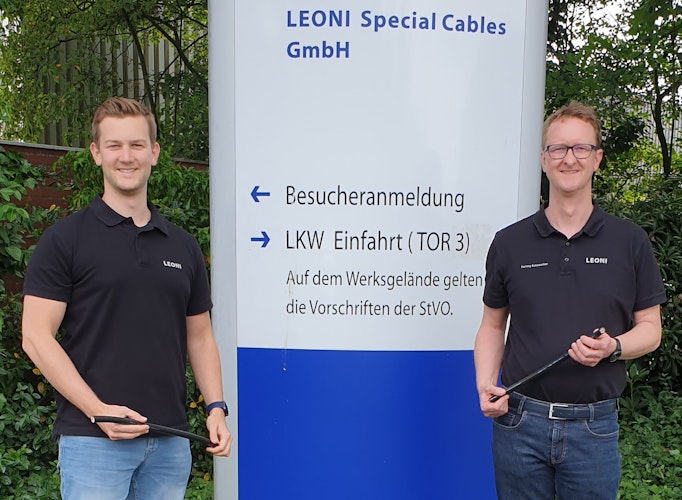 Gleichstromfans: Fabian Vornhagen (links) und Matthias Eick entwickeln die benötigten neuen Kabel.    Foto: Leoni