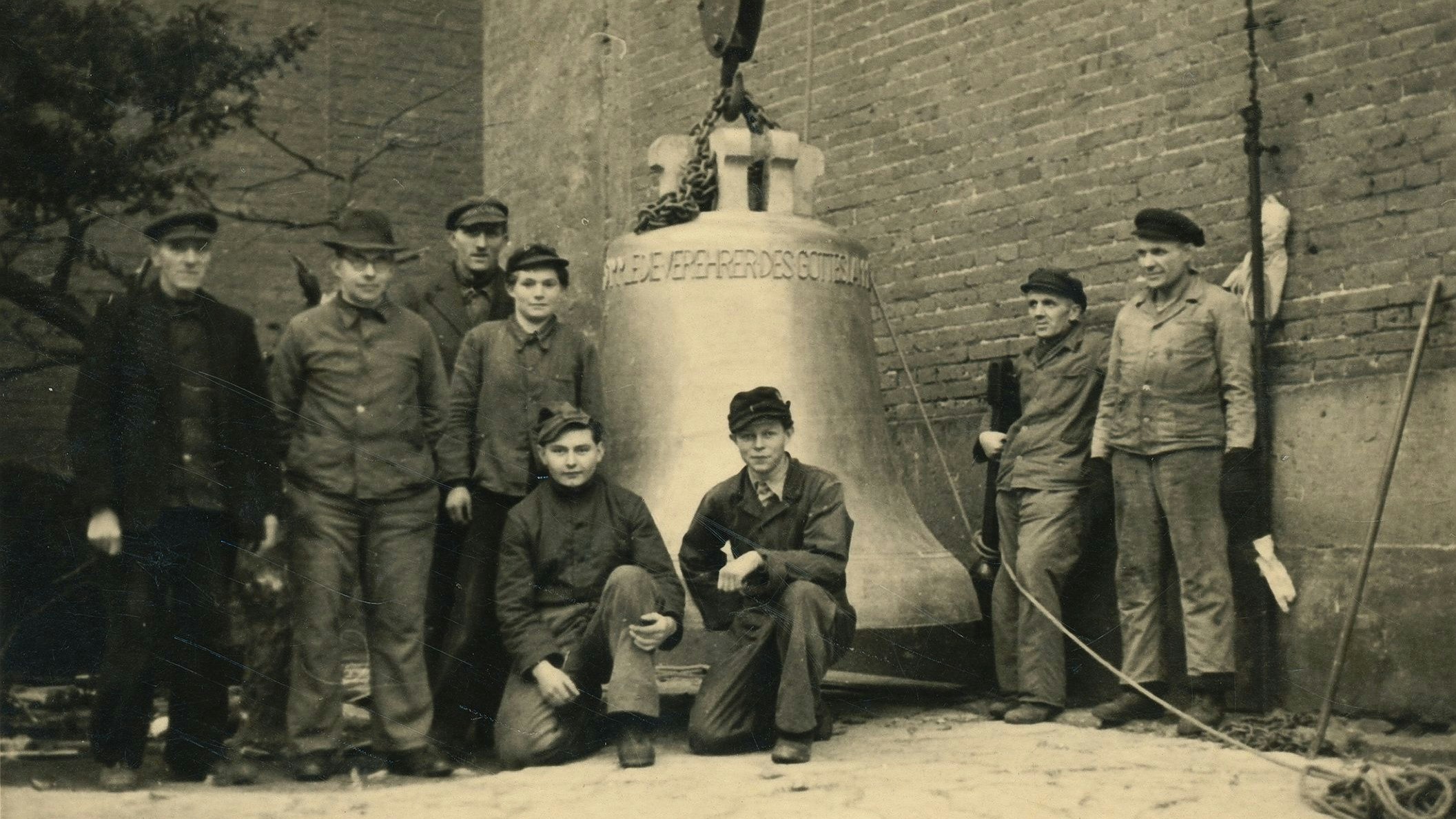 Ein historischer Akt: Diese Aufnahme entstand während der Installation der neuen Glocken für die Kirche St. Gertrud im Jahr 1949. Es handelt sich um die B-Glocke "Gertrud", an der die Männer stehen. Foto: Stadtmedienarchiv im Heimatverein Lohne