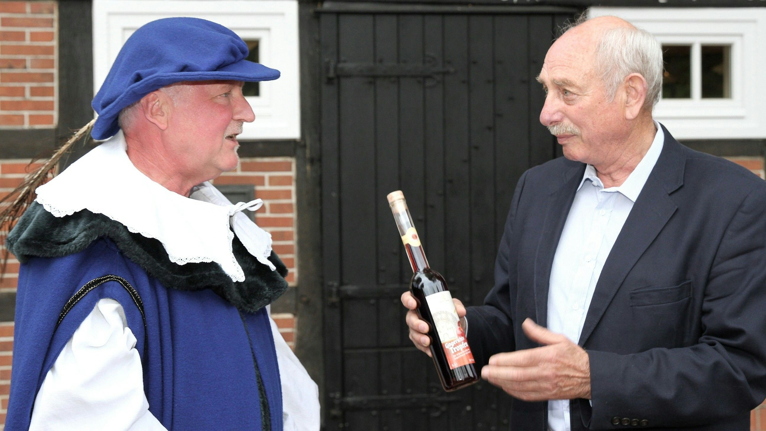 Gograf Manfred Quatmann (links) mit dem Vorsitzenden der Interessengemeinschaft „Altes Gogericht auf dem Desum“ Georg Meyer (rechts). Foto: privat