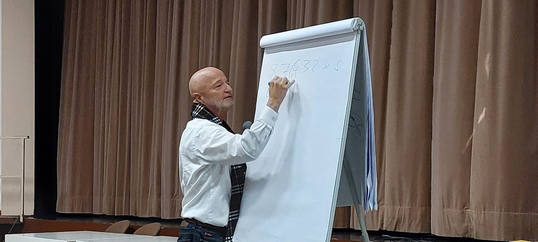 Ein einfacher Weg: Gregor Staub hat für die Schüler auch einige mathematische Tricks auf Lager. Foto: Wienken
