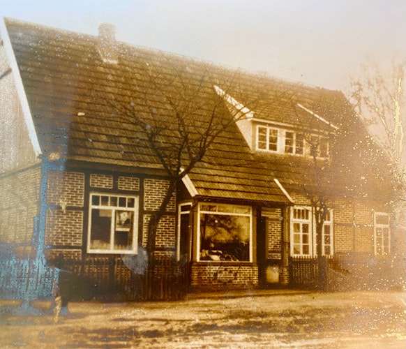 Vor 100 Jahren: Das Fachwerkhaus mit kleiner Werkstatt und bereits einem Schaufenster mit ein paar Schuhen. Foto: Greten