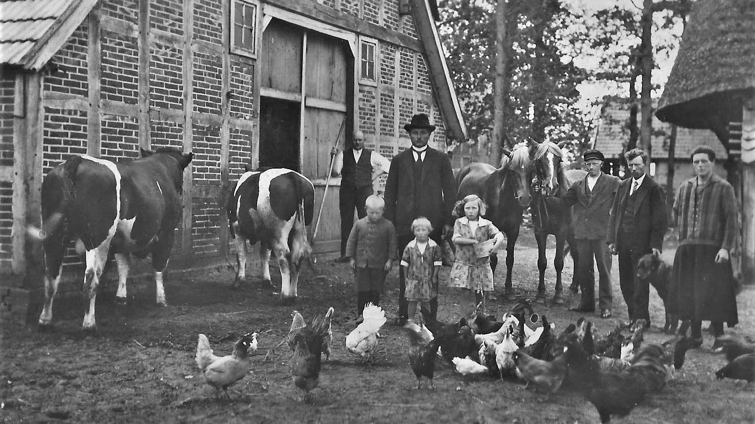 Arrangierte Familienidylle: Die Bewohner eines Bauernhofs hat Heinrich Gröneweg zusammen mit Hühnern, Kühen und Pferden fotografiert. Foto: Archiv Pille