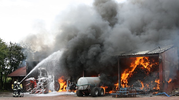 Großbrand in Bösel: Halle wird durch Feuer völlig zerstört