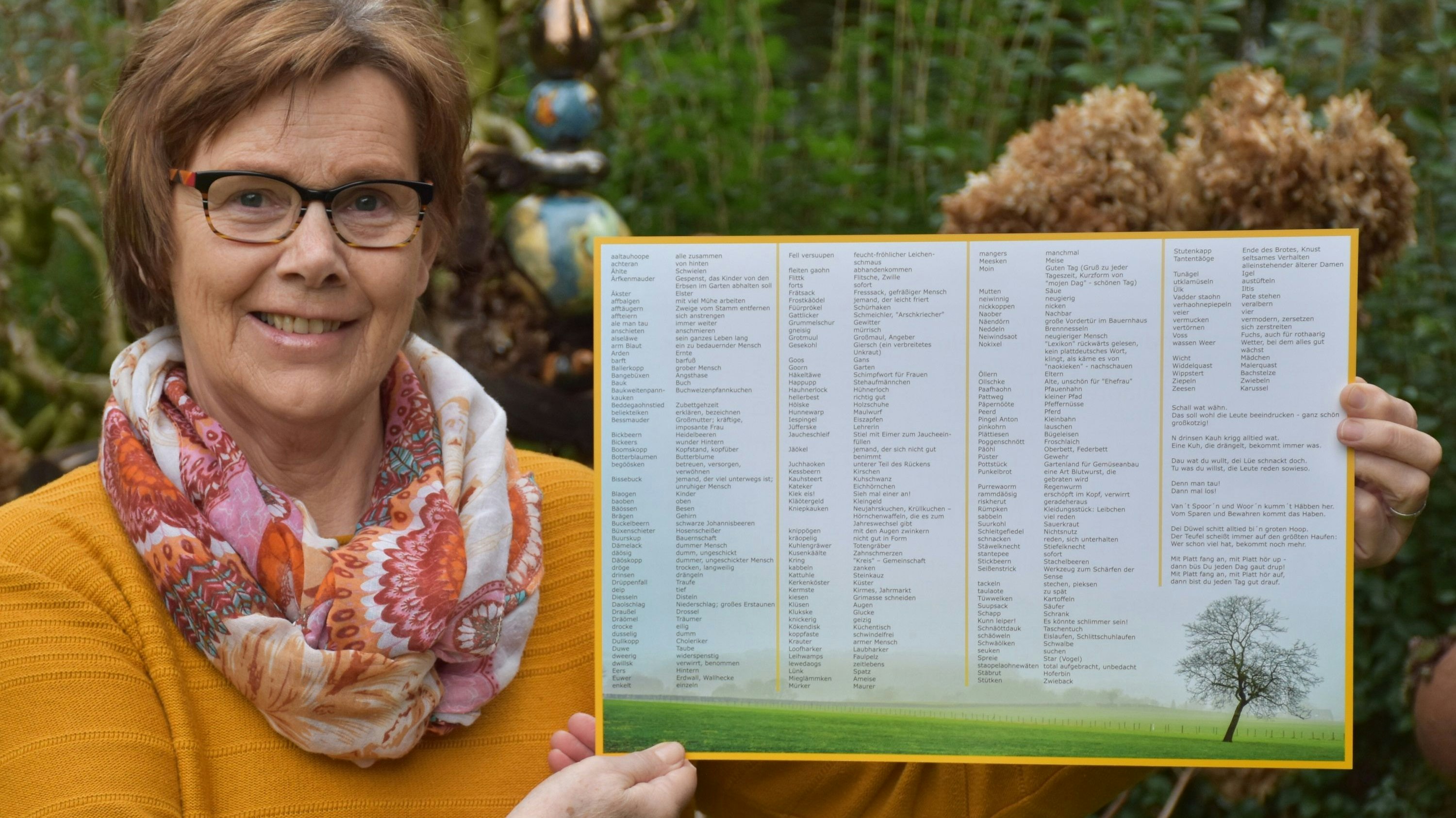 Mit dem neuen Platt-Tischset in der Hand: Gertrud Grotegers aus Dinklage. Foto: Böckmann