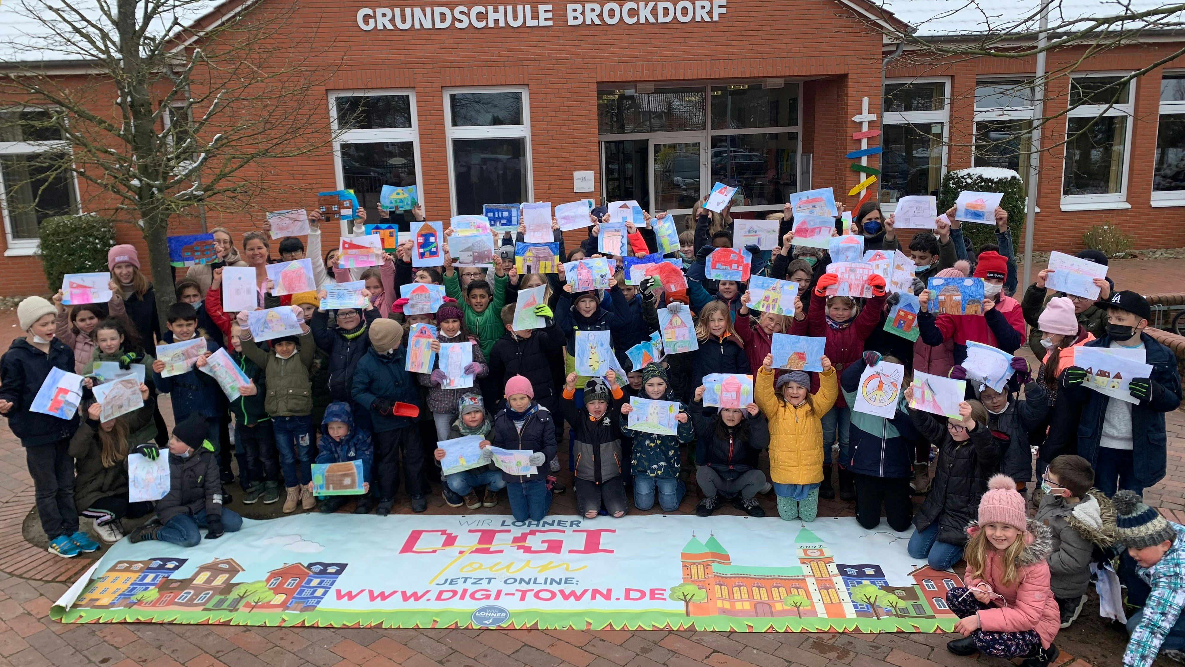Pioniere in der digitalen Stadt: Die Kinder der Grundschule Brockdorf präsentieren stolz ihre Bilder der neuen Häuser für die Digi-Town. Foto: Rösener