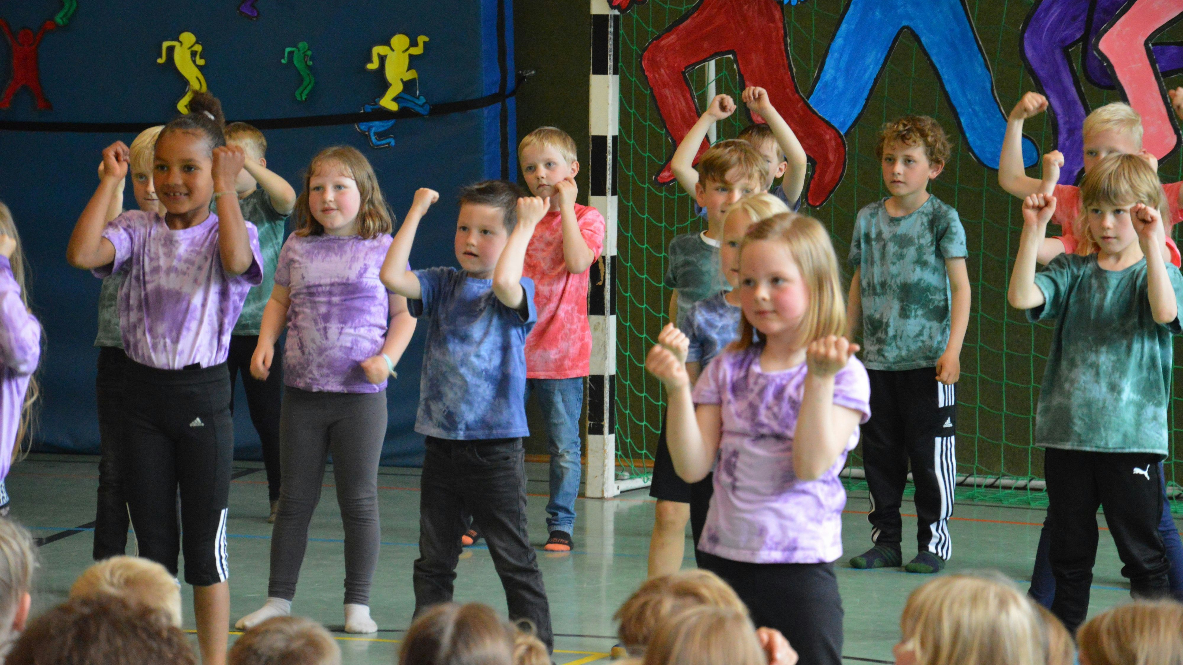 Zeigen ihr Können: Die Grundschüler führen in der Sporthalle ihre einstudierte Choreografie vor. Foto: Wienken