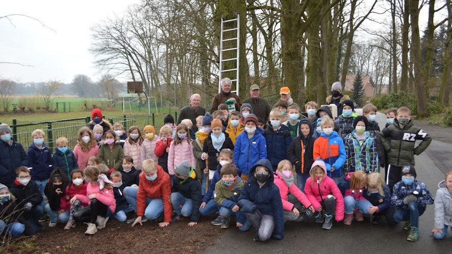 Gemeinsam mit Natürschützern und Vertretern der Jägerschaft haben die Schüler der Grundschule Kroge-Ehrendorf Nistkästen gebaut und aufgehängt. Foto: Lohmann