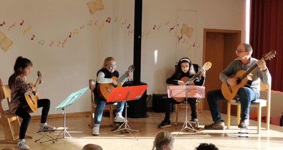 Mitmachteil: Beim Gitarrenvorspiel wurde das Publikum dazu animiert, den Refrain mitzusingen. Foto: Seelhorst
