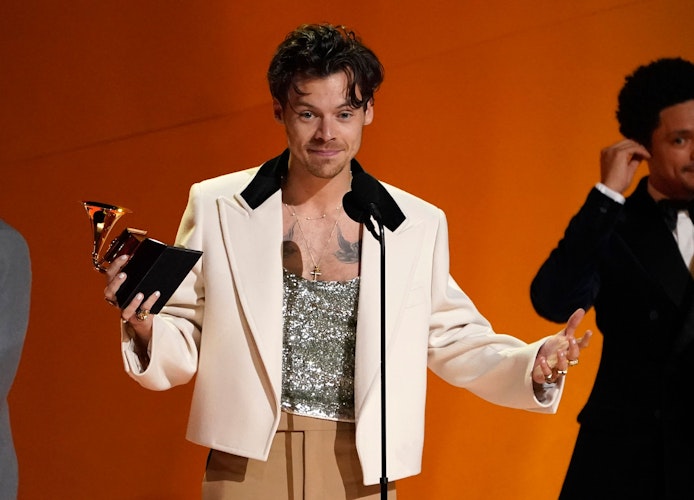 Bekannt für seinen androgynen Look - und seine Ketten: Harry Styles bei der Verleihung der 65. Grammy Awards entgegen. Foto: Chris PizzelloInvisionAPdpa 