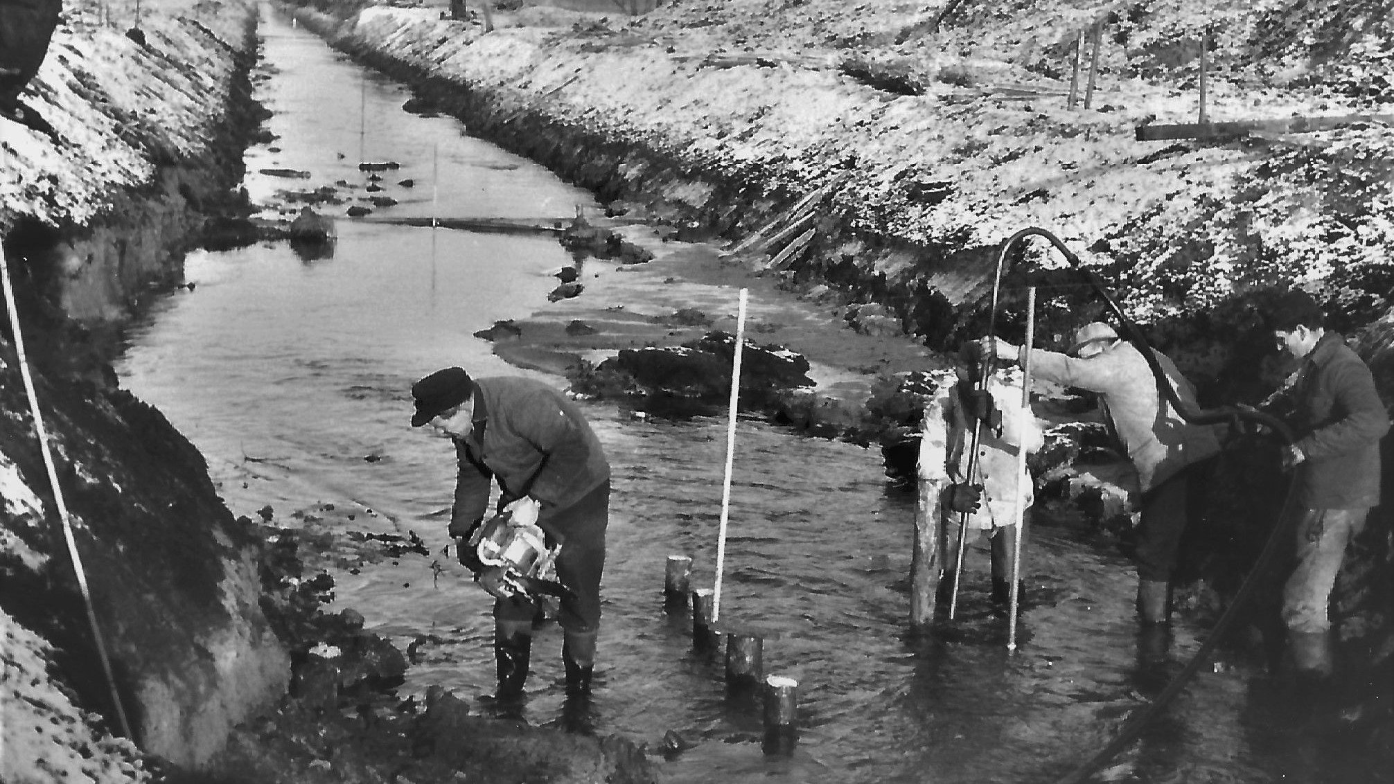 Handarbeit quer durch das Moor: 16 Männer hoben einen 6,7 Kilometer langen Kanal aus. Foto: Archiv/Pille