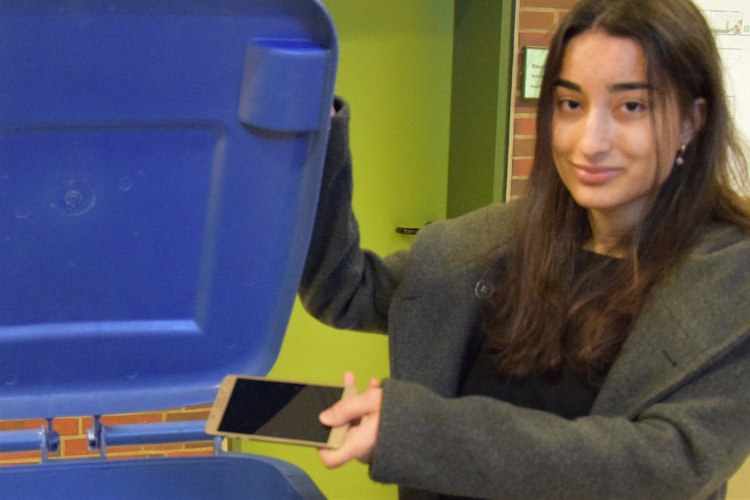 Nicht in den Hausmüll: Alt-Handys sollten nicht in Schubladen verstauben, aber auch nicht in den normalen Müll entsorgt werden. Darauf macht Schülerin Luna Al Salti aufmerksam. Foto: Hahn