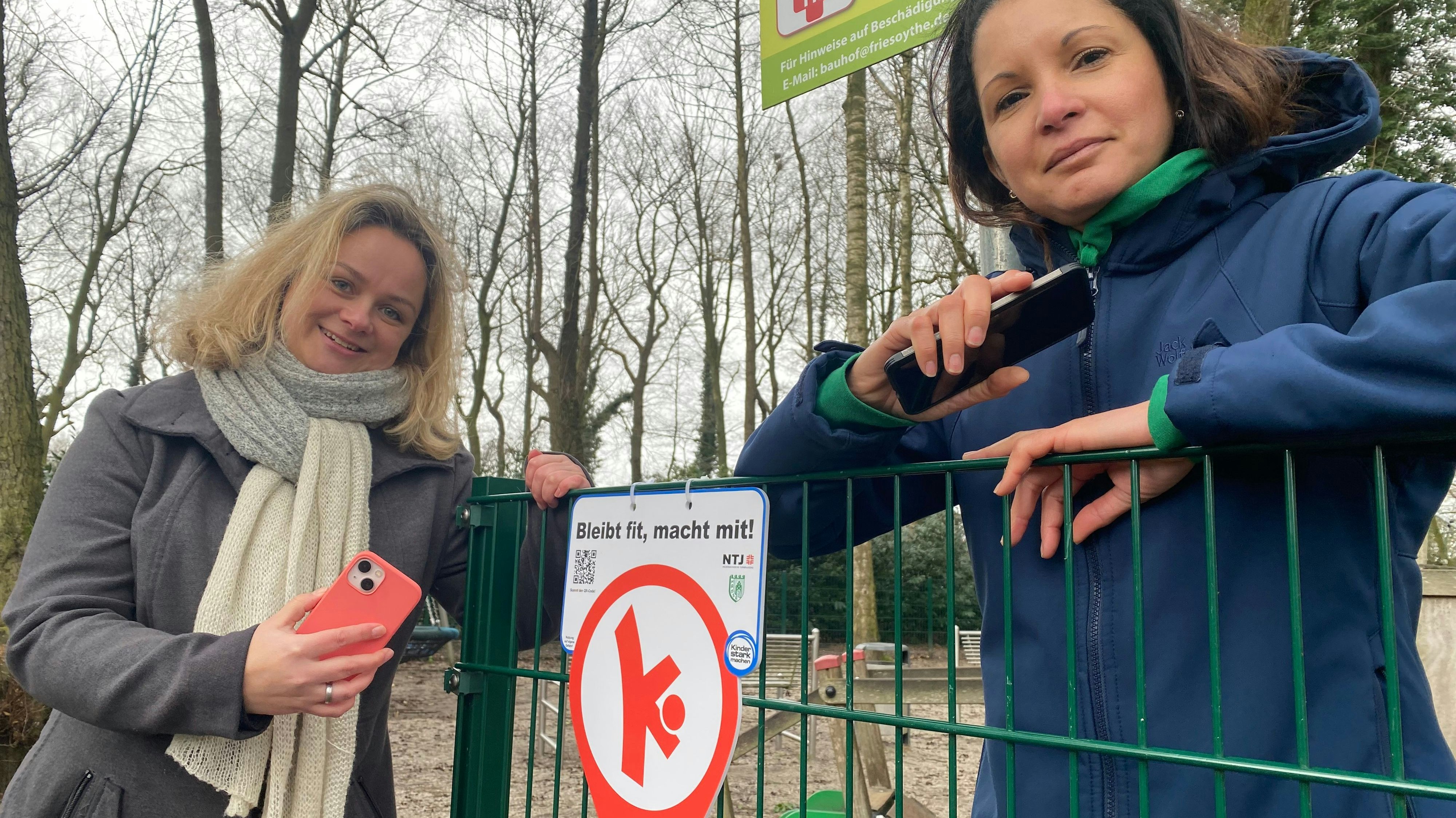 Stellen die neue Bewegungshaltestelle vor: Michelle Bruns (links) und Viddene Heim-Derieux. Foto: Wimberg