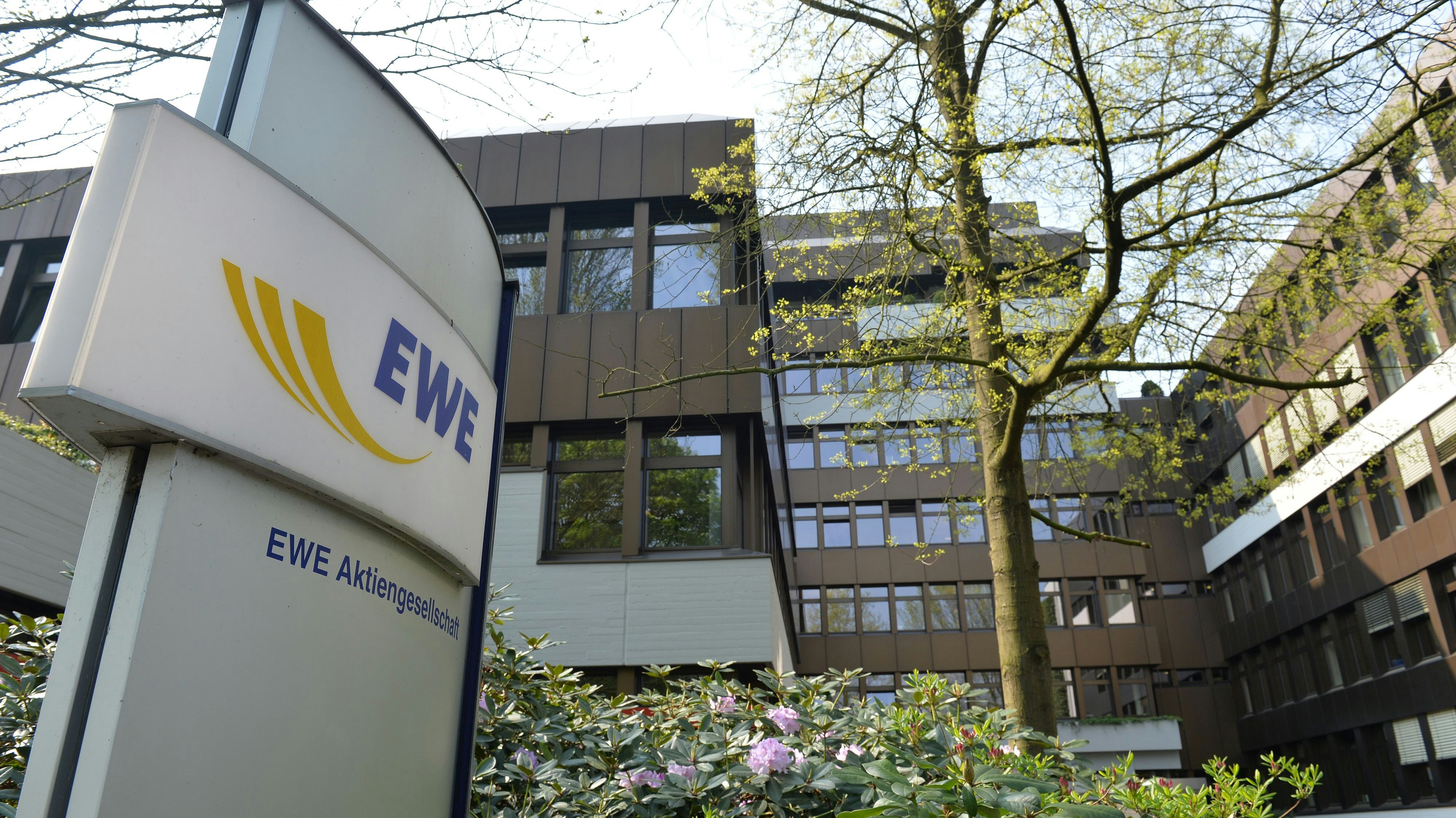 Haupteingang der EWE AG-Konzernzentrale in Oldenburg. Foto: dpa / Jaspersen