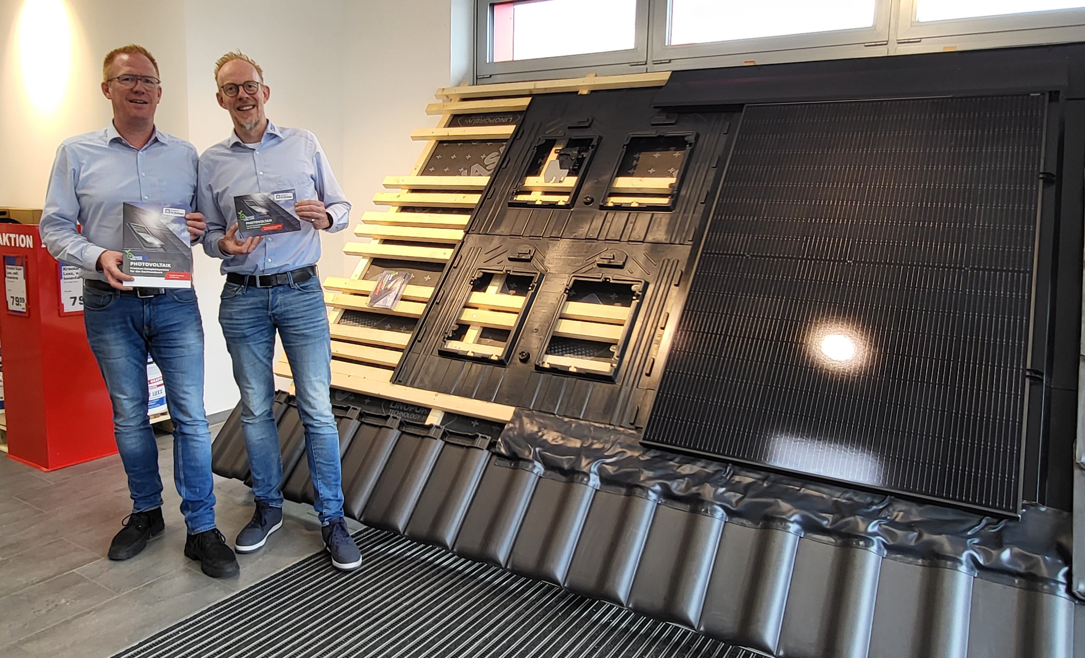In der Form einzigartig im OM. Heiner (r.) und Peter gr. Beilage präsentieren ein umfassendes Angebotspaket rund um das Thema Photovoltaik. Foto: gr. Beilage