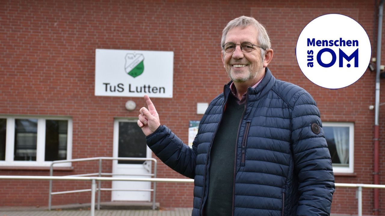Mit dem TuS eng verbunden: Heinrich Blömer weist auf das Logo der Grün-Weißen. Foto: Klöker