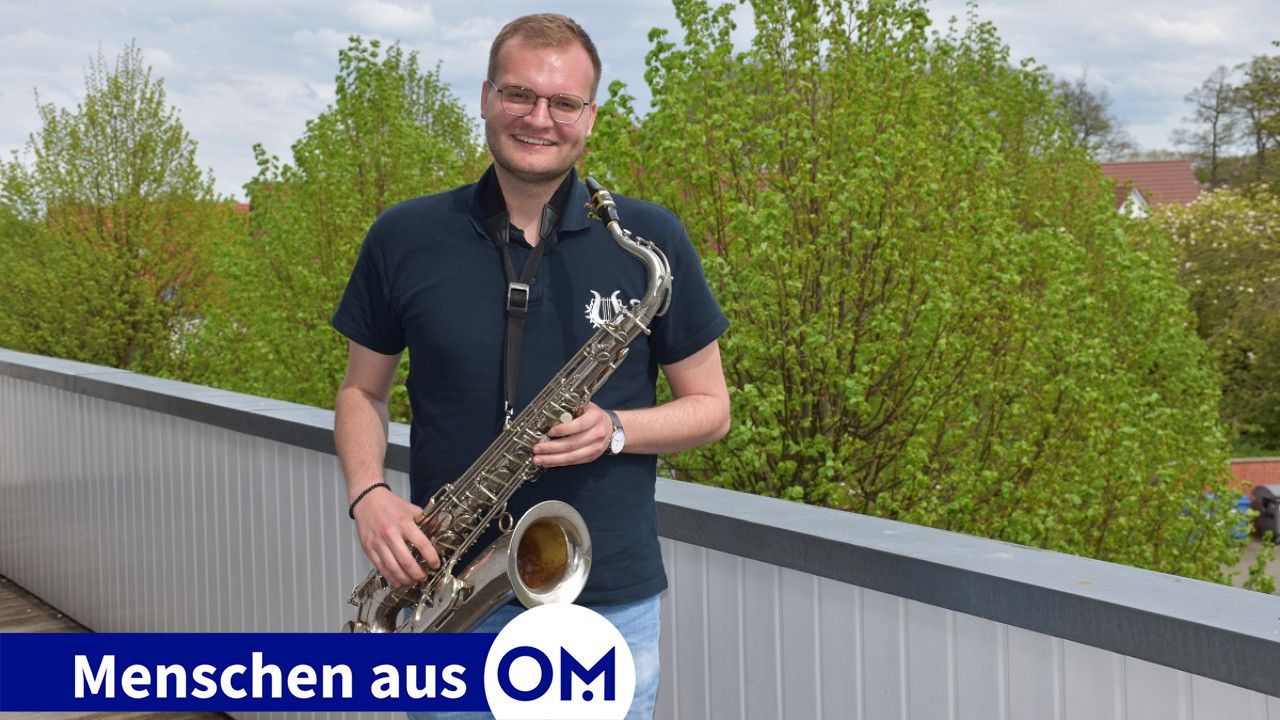 Mit seinem Lieblingsinstrument: Florian Henke spielt Tenorsaxophon bei der Feuerwehrkapelle Vörden und engagiert sich auch im Vorstand. Foto: Wehring