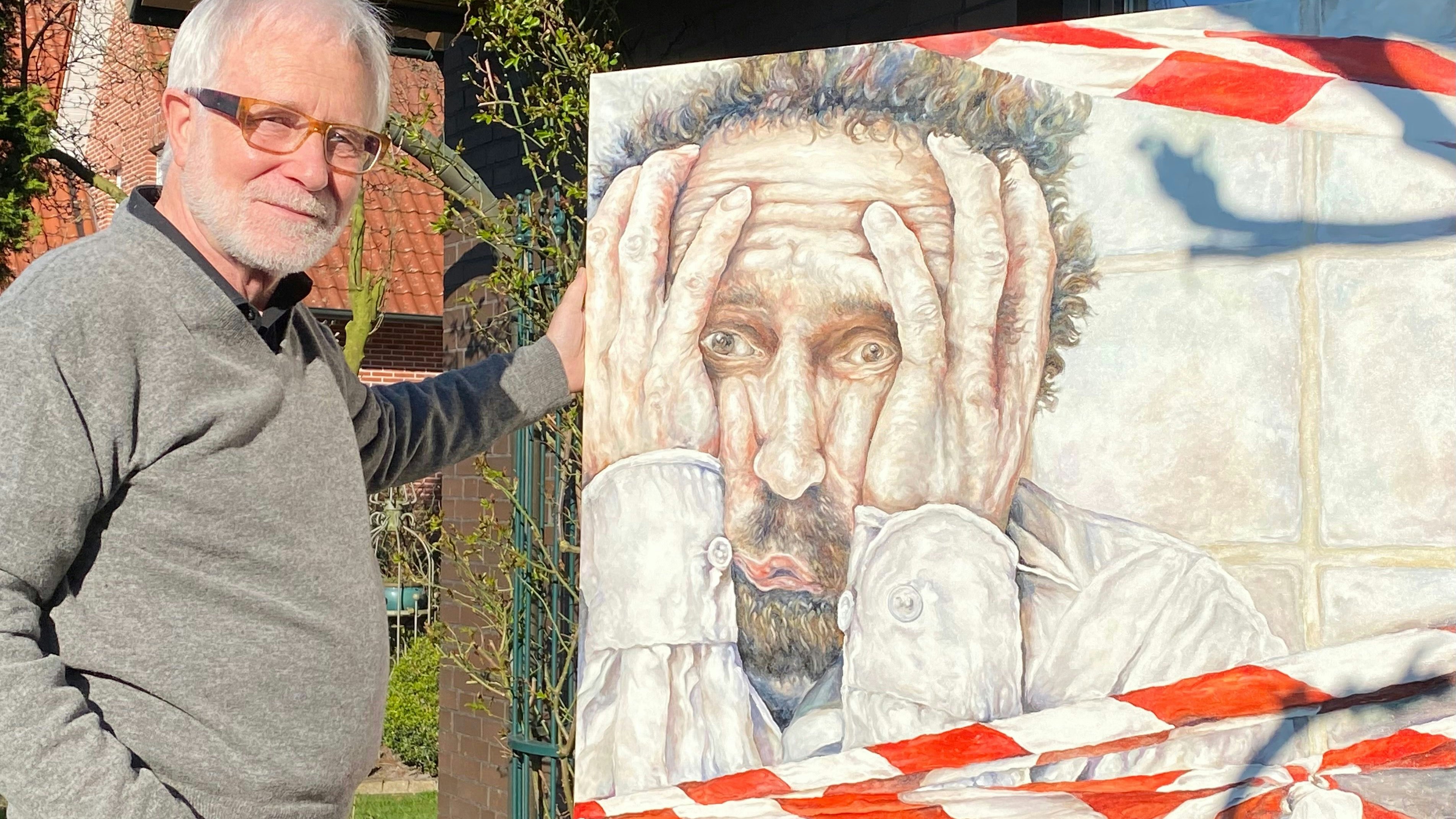 Verzweiflung: Der Mann, den Künstler Herbert Bley malerisch mit einem Absperrband gefesselt hat, könnte für einen einfachen ukrainischen Bürger stehen.&nbsp; &nbsp;Foto: Wimberg