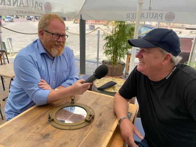 Im Gespräch für den Podcast: Journalist und Moderator Lars Cohrs (links) interviewt Gastronom Werner Bührmann. Foto: Wimberg